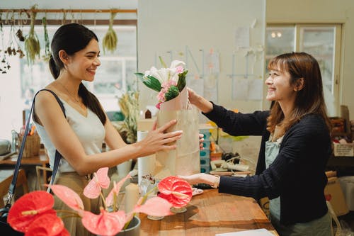 花束给女士的快乐花店 · 免费素材图片
