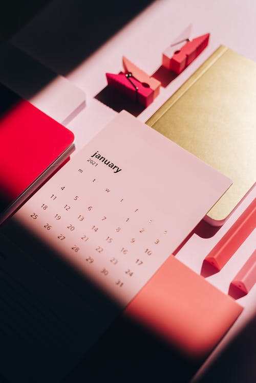 记事本与粉红色的日历纸 · 免费素材图片