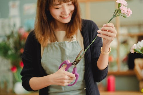 在花卉商店里收获快乐的亚洲花店切花茎 · 免费素材图片