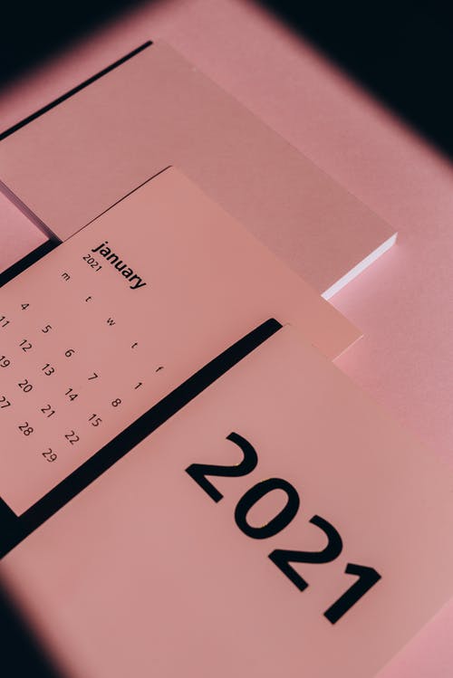 与粉红色的背景上的日期的年度日历 · 免费素材图片