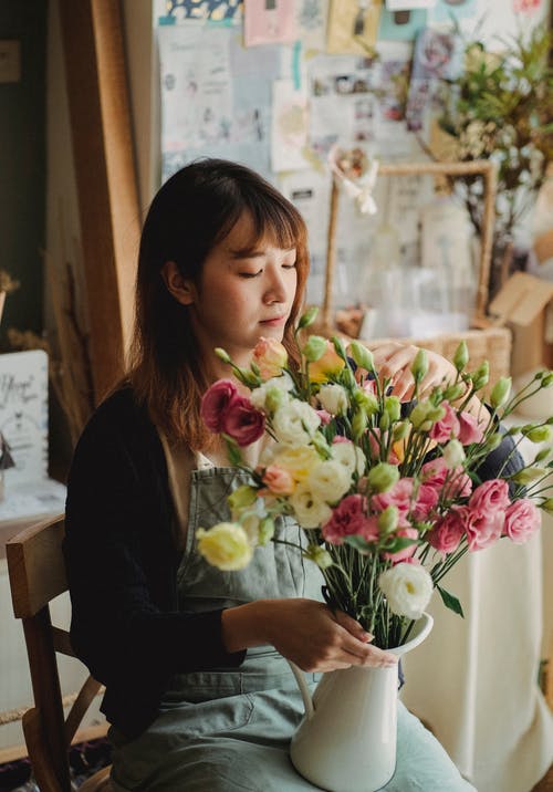 女花店与束鲜花 · 免费素材图片