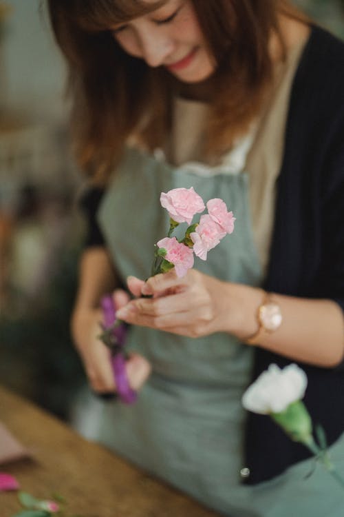 在商店里制作花束鲜花的花店 · 免费素材图片