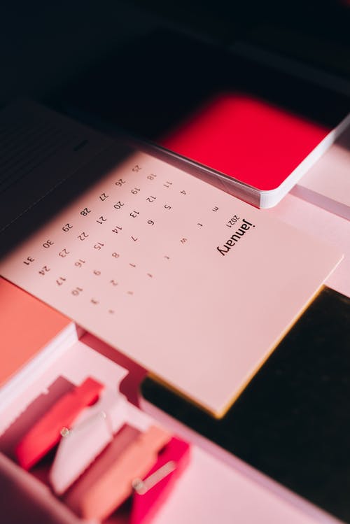 优雅的粉红色记事本与日历 · 免费素材图片