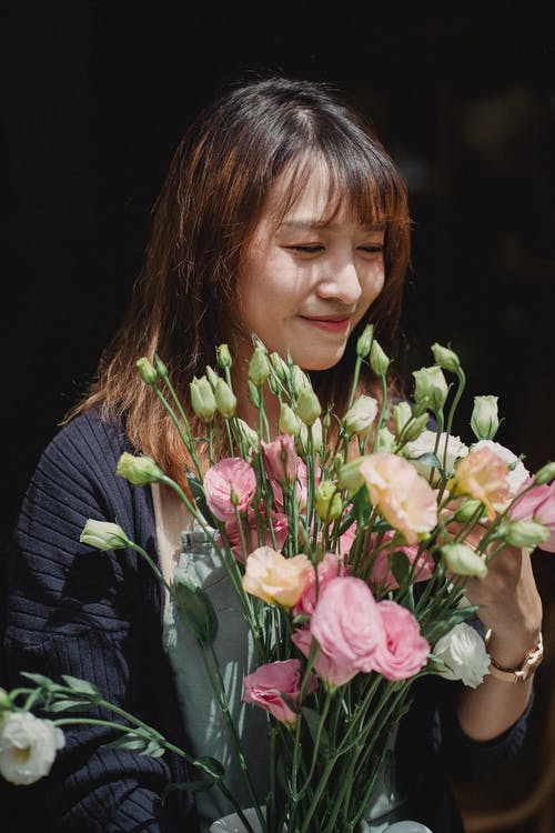 幸福的女人，拿着束鲜花 · 免费素材图片