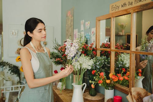 站在柜台用鲜花的花店 · 免费素材图片