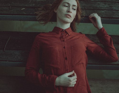 躺在木材码头上的红头发的梦幻女人 · 免费素材图片