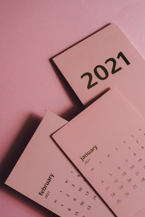 套纸日历与粉红色的背景上的几个月 · 免费素材图片
