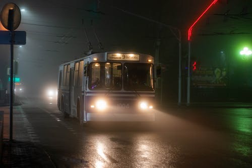 老无轨电车骑在夜街 · 免费素材图片