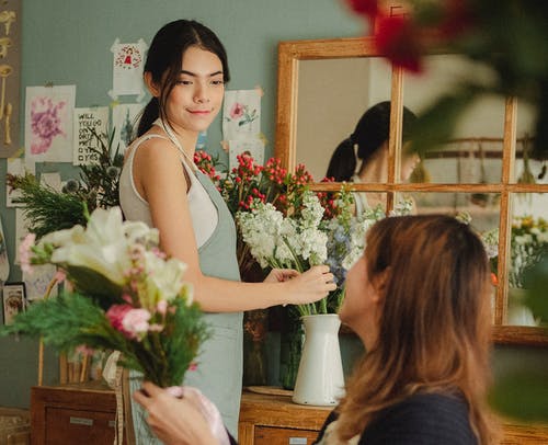 积极的女性花店在花店里一起工作 · 免费素材图片