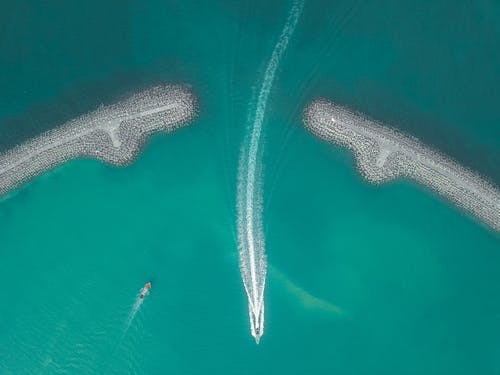 小船漂浮在干净明亮的海水中 · 免费素材图片