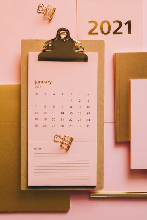 桌上的粉红色日历剪贴板 · 免费素材图片