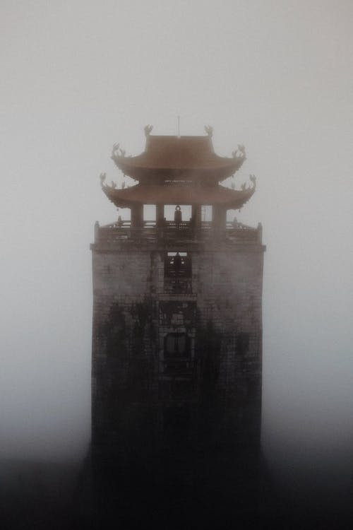 高大的佛教宝塔，在浓雾中 · 免费素材图片