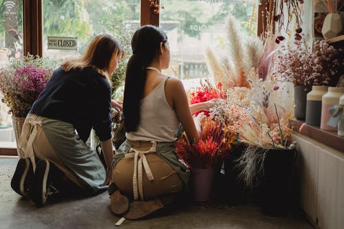 不露面的花店，坐在地板上花束附近的商店 · 免费素材图片