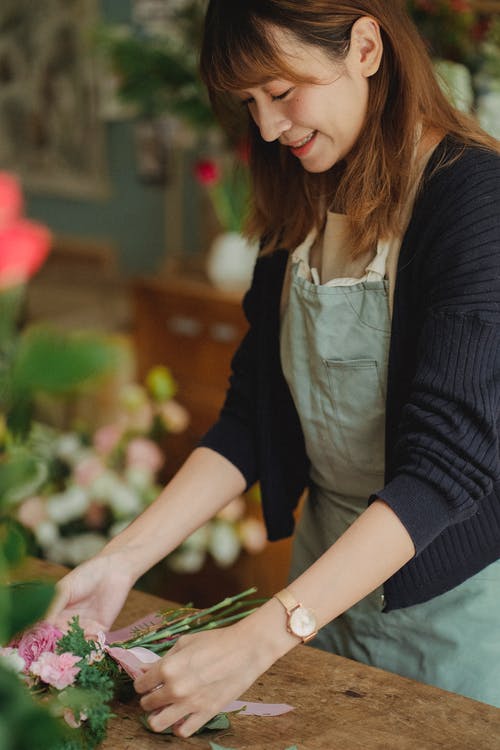 作物微笑亚洲花店在花店制作花束 · 免费素材图片