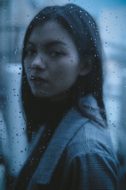 悲伤的青少年，透过窗户看与雨滴 · 免费素材图片