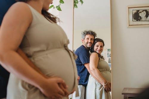 男人在房间里拥抱孕妇 · 免费素材图片