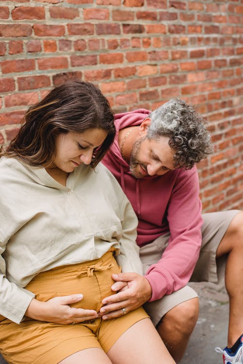 夫妇在期待感人的肚子 · 免费素材图片