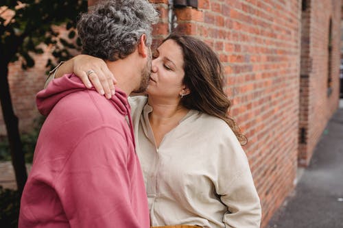 恩爱夫妻拥抱和亲吻 · 免费素材图片