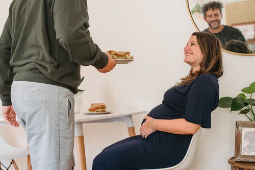 幸福的夫妇，在早餐前的厨房 · 免费素材图片