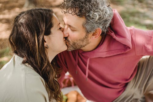 幸福的情侣接吻的性质 · 免费素材图片