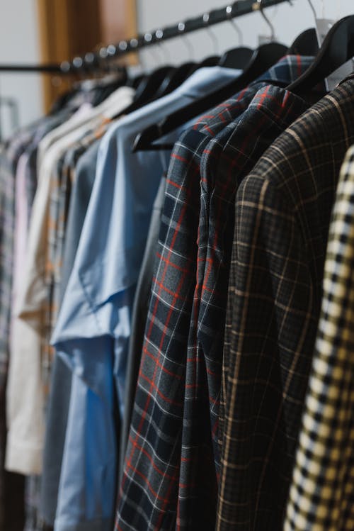 什锦的衣服挂在衣架上 · 免费素材图片