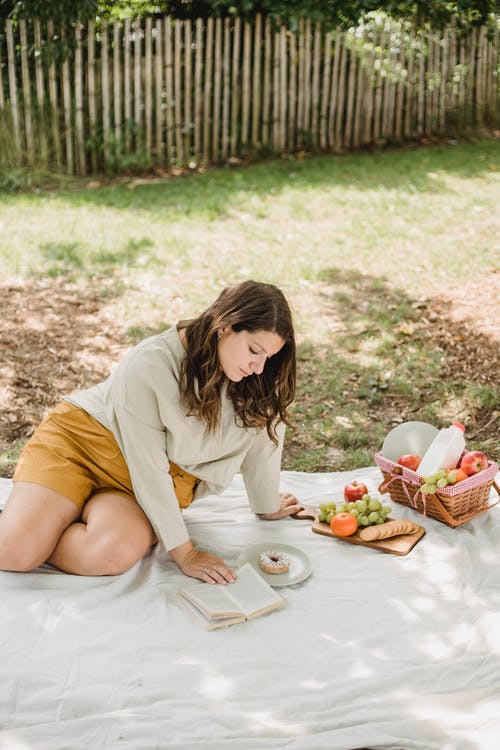 孕妇在院子里野餐 · 免费素材图片