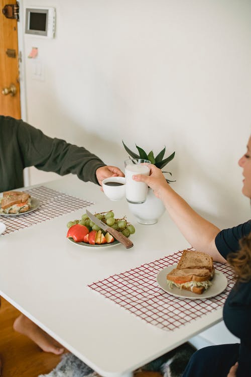 作物夫妇在厨房里吃早餐 · 免费素材图片