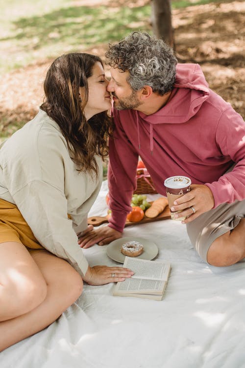 夫妇花时间在一起野餐 · 免费素材图片
