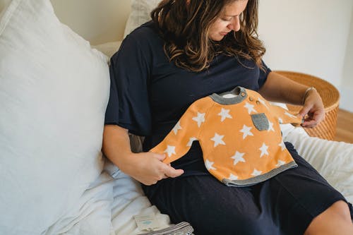 有婴儿穿戴的庄稼预期妇女在房子的床上 · 免费素材图片