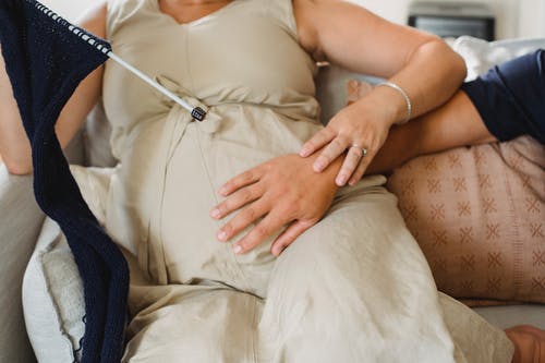 与丈夫在沙发上作物孕妇 · 免费素材图片
