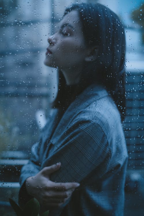 不开心周到的青少年女孩双臂交叉在雨天 · 免费素材图片