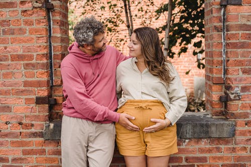 期待中看着对方的情侣 · 免费素材图片