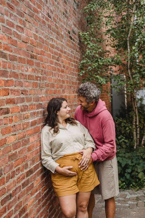 看着对方的新人面带笑容 · 免费素材图片