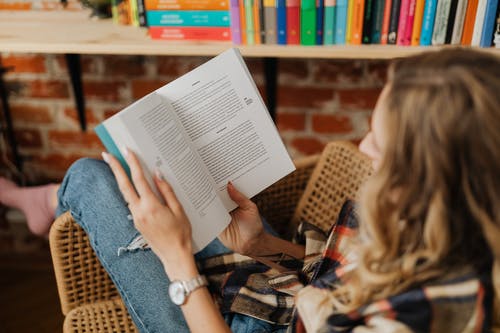有关在家, 坐, 女人的免费素材图片