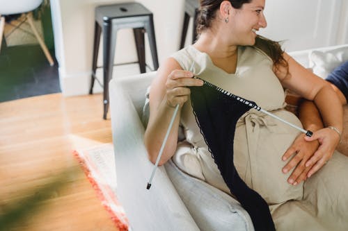 孕妇针织时微笑 · 免费素材图片