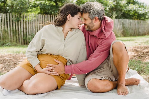 慈爱的丈夫爱抚怀孕的妻子 · 免费素材图片