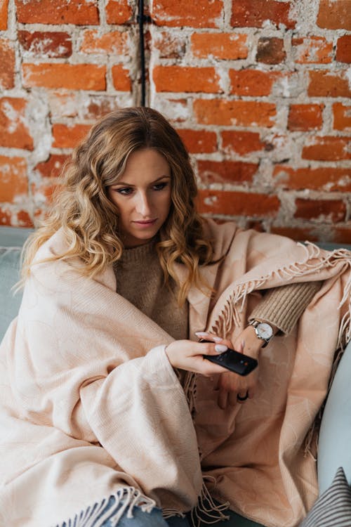 有关人, 坐, 垂直拍摄的免费素材图片