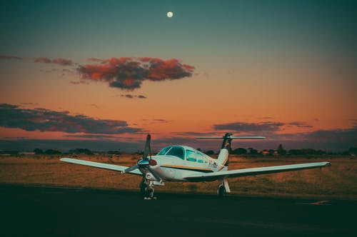 在飞机场的小飞机在乡下反对日落天空 · 免费素材图片