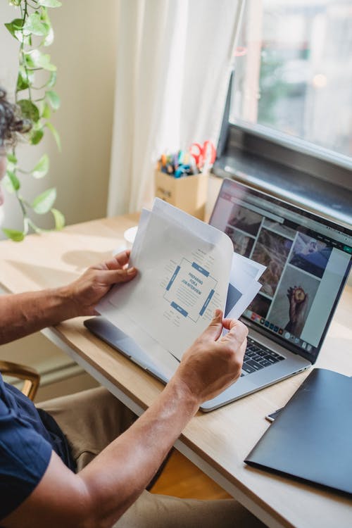 作物人在桌上使用文件 · 免费素材图片