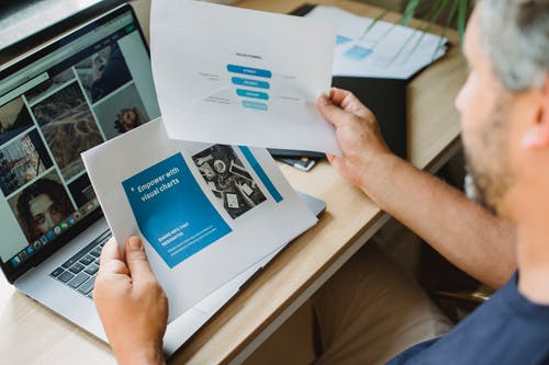 作物人在桌上使用文件 · 免费素材图片