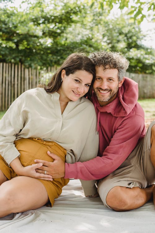 幸福的丈夫抚摸怀孕的妻子的肚子 · 免费素材图片