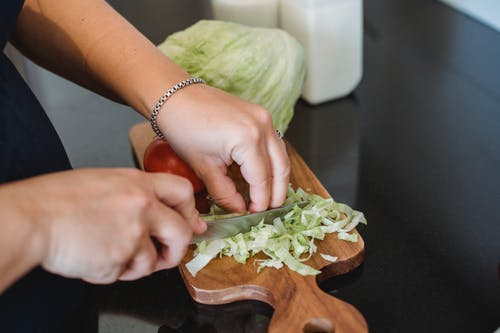女性切碎的莴苣叶沙拉 · 免费素材图片