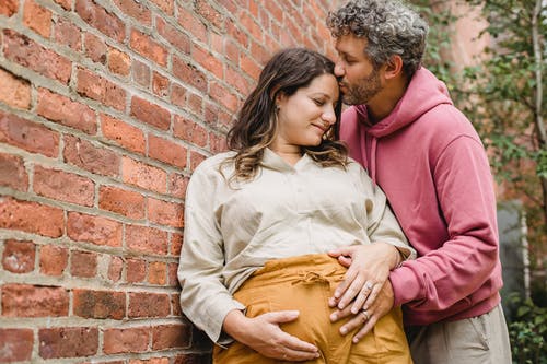 幸福的情侣拥抱和亲吻 · 免费素材图片