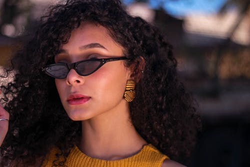 有关墨镜, 女人, 卷发的免费素材图片