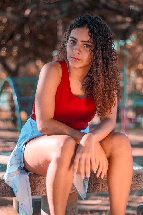 有关女人, 卷发, 摆姿势的免费素材图片