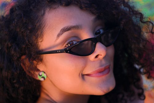 有关墨镜, 女人, 卷发的免费素材图片