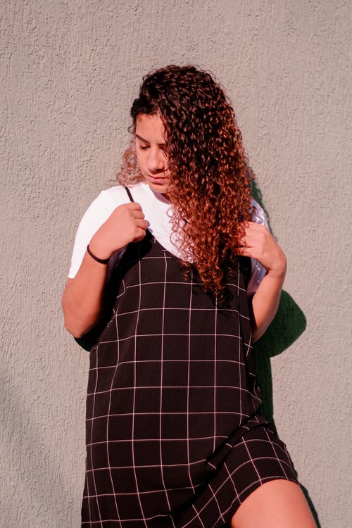 有关女人, 卷发, 摆姿势的免费素材图片