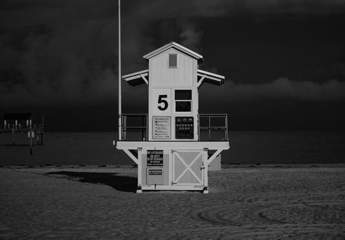 有关单色, 救生员塔, 海滩的免费素材图片