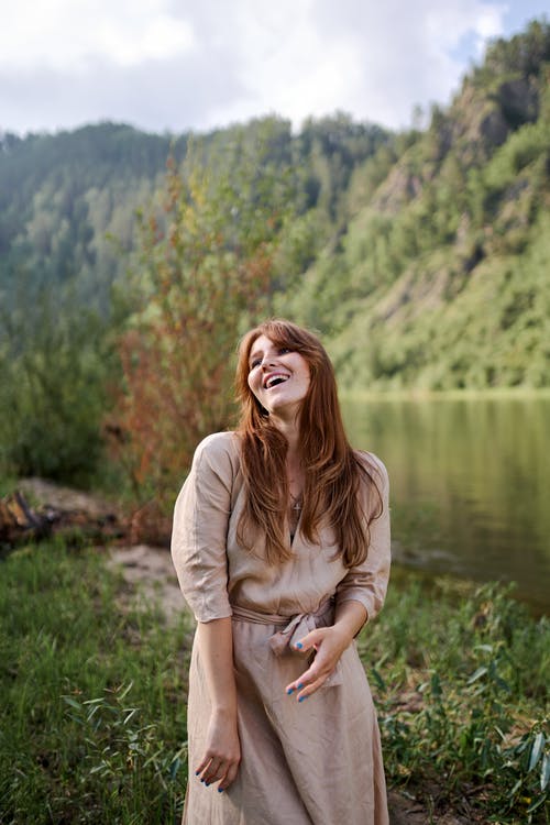 幸福的女人，对绿化山和池塘 · 免费素材图片