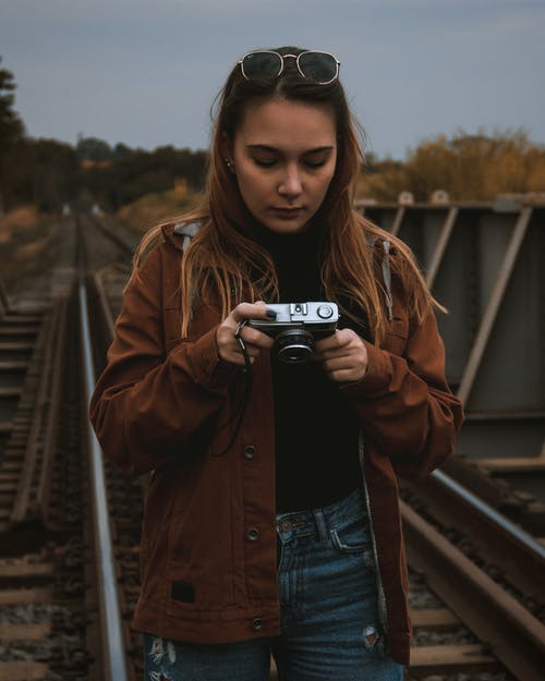 有关休闲装, 垂直拍摄, 女人的免费素材图片